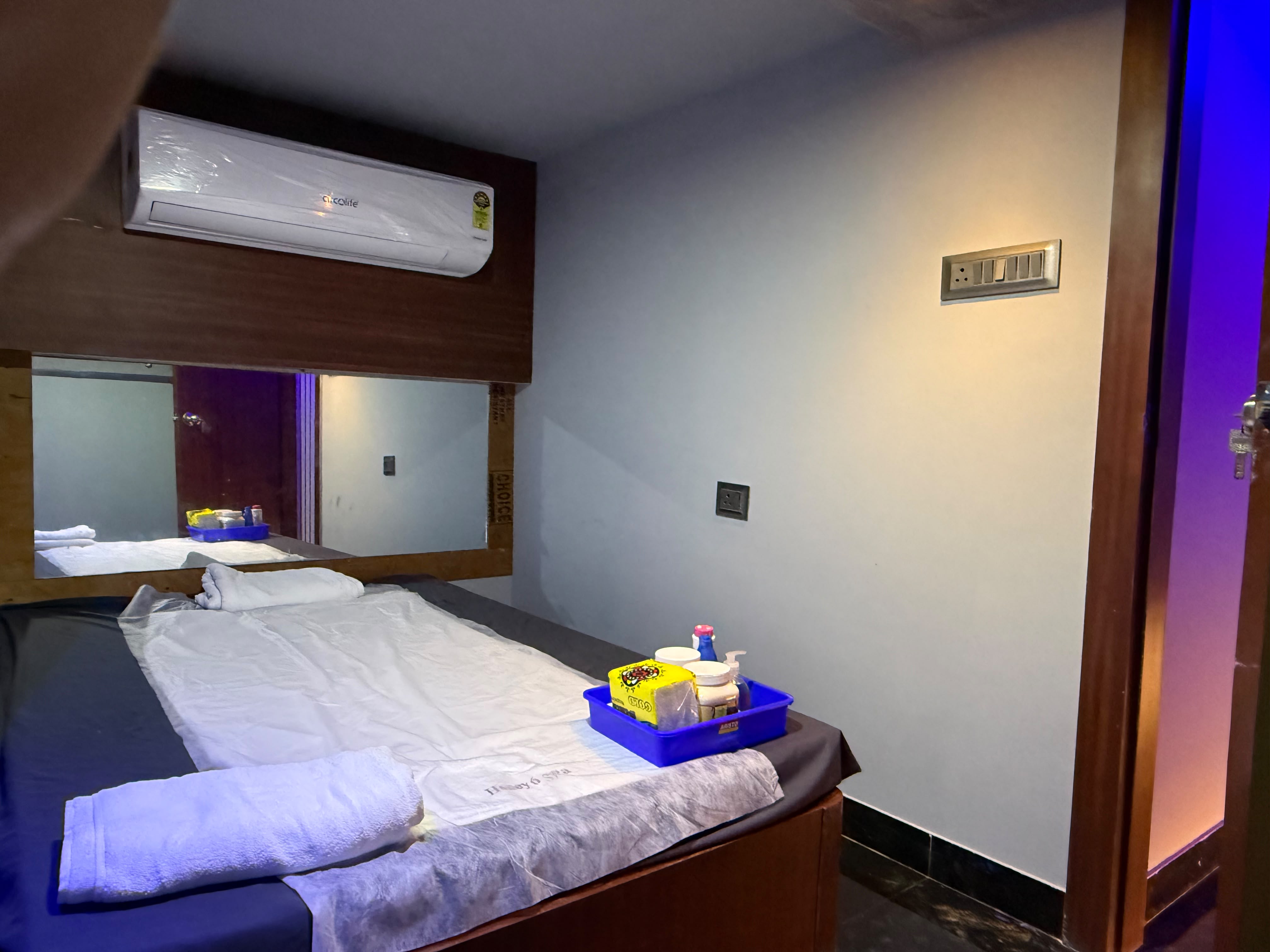 Honey 6 Spa Interior